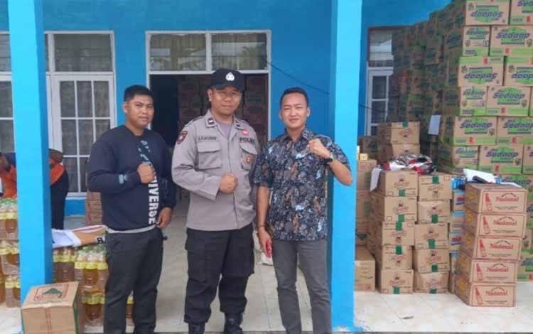 Personel Polsek Kapuas Tengah Kawal Pendistribusian Bantuan untuk Warga Terdampak Banjir