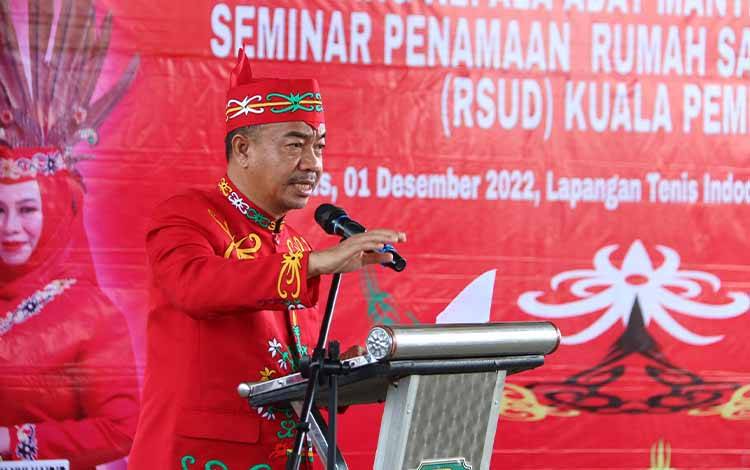 Bupati Seruyan, Yulhaidir memberikan sambutan pada Rapat Koordinasi Dewan Adat Dayak (DAD), Damang, Kepala Adat, Mantir LED Adat se-Kabupaten Seruyan. (FOTO: IST)