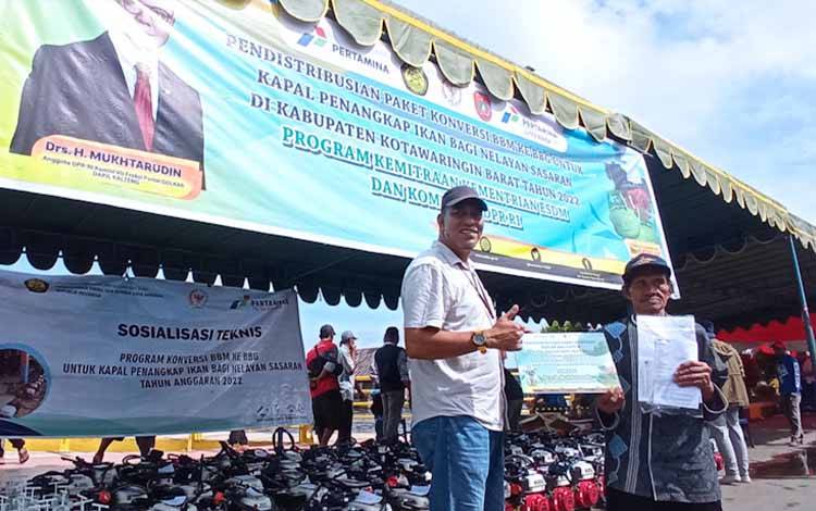 Nelayan di Kecamatan Arsel Terima Bantuan Mesin Konversi BBM ke BBG
