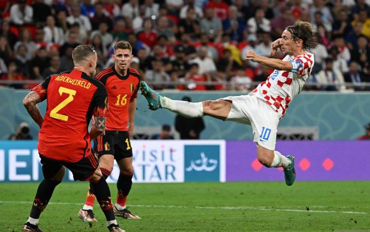 Gelandang Kroasia (kanan) Luka Modric berusaha mengontrol bola dalam pertandingan Grup F Piala Dunia 2022 melawan Belgia di Ahmad Bin Ali Stadium, Al-Rayyan, pada 1 Desember 2022. ANTARA/AFP/OZAN KOSE