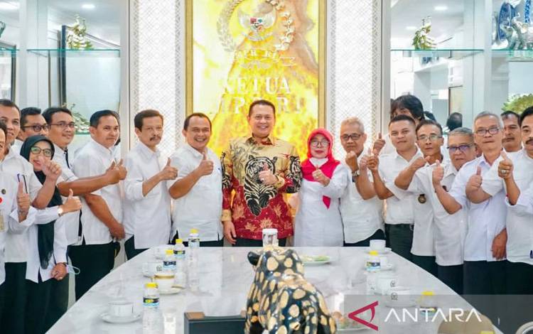 Ketua MPR RI Bambang Soesatyo menerima perwakilan kepala desa dari Kabupaten Purbalingga, Jakarta, Kamis (1/12/2022). ANTARA/HO-MPR