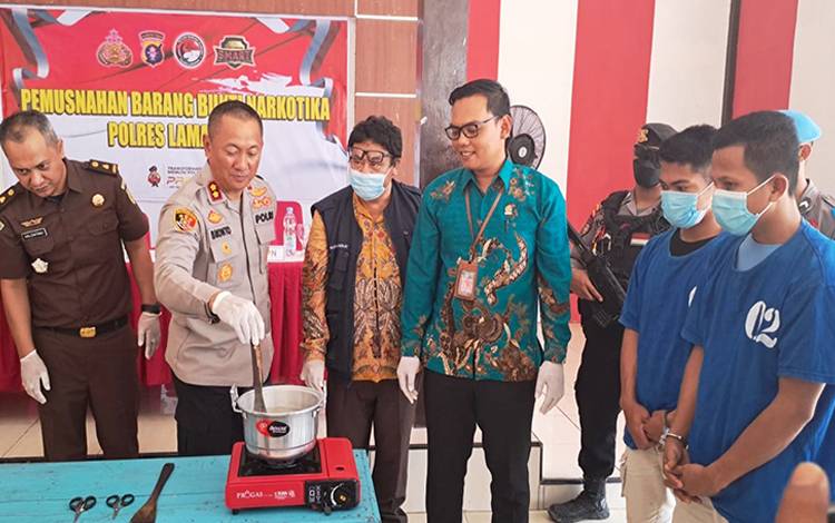 Kapolres Lamandau AKBP Bronto Budiyono disaksikan pihak Kejaksaan, Pengadilan dan Dinas Kesehatan memusnahkan narkotika jenis sabu dengan cara direbus. (FOTO : HENDI NURFALAH)?