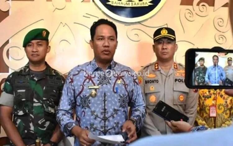 Sebelum mengumkan UMK Lamandau, Bupati Hendra Lesmana melakukan koordinasi dengan Dewan Pengupahan setempat. (FOTO : HENDI NURFALAH)