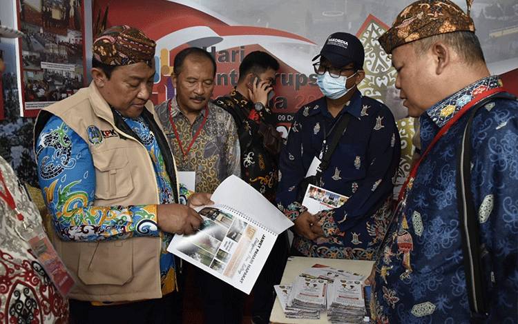 Wagub Kalteng H. Edy Pratowo mengunjungi pameran di Alun-Alun Kota Surabaya. (FOTO: IST)