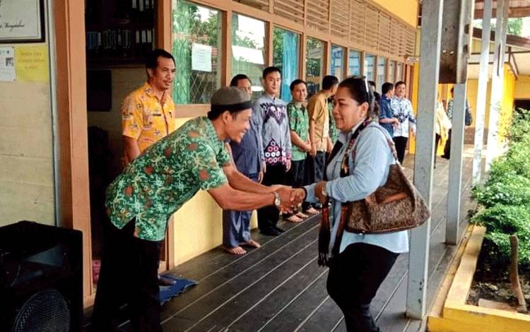 Wakil Ketua Komisi I DPRD Kalteng, Kuwu Senilawati saat melaksanakan reses ke salah satu daerah di Kalteng. (FOTO: DOK RESES KUWU SENILAWATI)