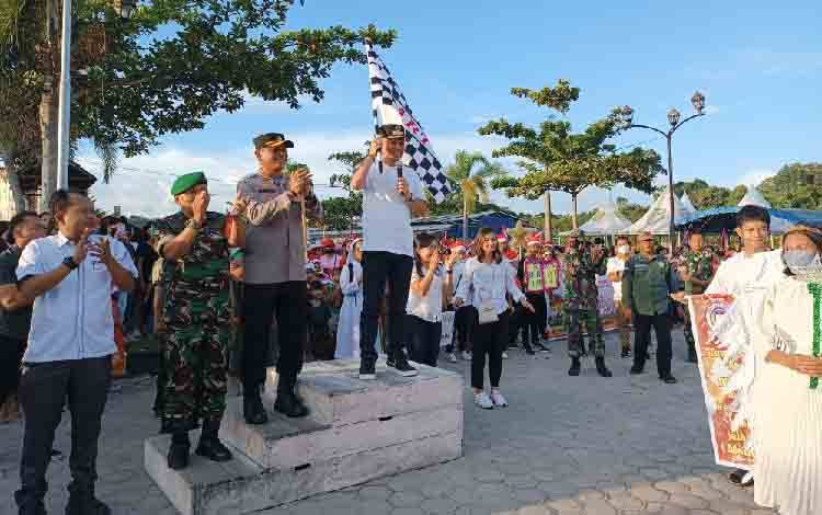 Bupati Gunung Mas Lepas Peserta Parade Natal
