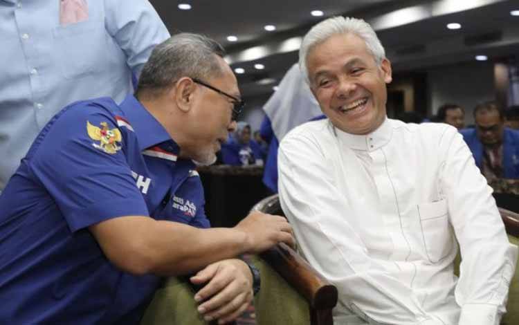 Ketua Umum PAN Zulkifli Hasan berbincang dengan Gubernur Jawa Tengah Ganjar Pranowo. (ANTARA/HO-Dok)
