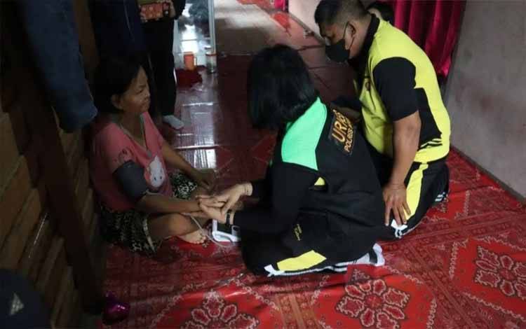 Personel Dokkes Polres Kapuas Berikan Pelayanan Kesehatan Keliling