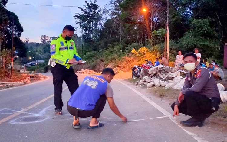 Kanit Gakkum Satlantas Polres Barito Timur Ipda Ahmad Fauzi saat memimpin olah tempat kejadian perkara atau TKP di Desa Rodok. (FOTO: BOLE MALO)