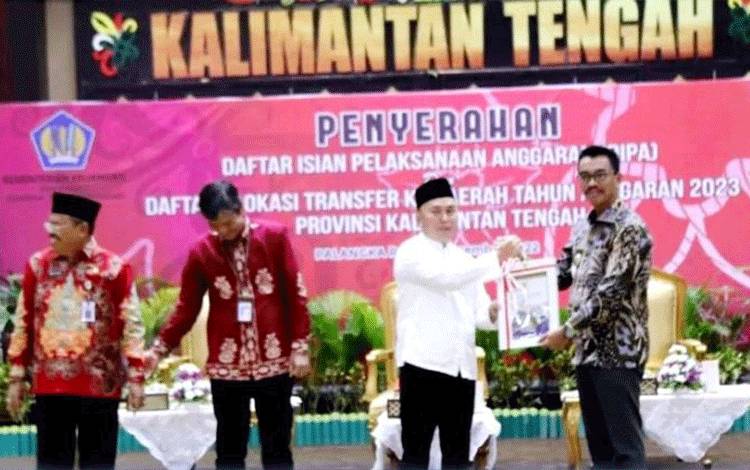 Wakil Bupati Barito Utara, Sugianto Panala Putra menerima DIPA dan Daftar Alokasi Transfer ke Daerah Tahun Anggaran 2023 untuk Kabupaten Barito Utara yang diserahkan Gubernur Kalteng H Sugianto Sabran di aula Jayang Tingang, Palangka Raya, Jumat, 2 Desember 2022 kemarin. (Foto: Dhani)