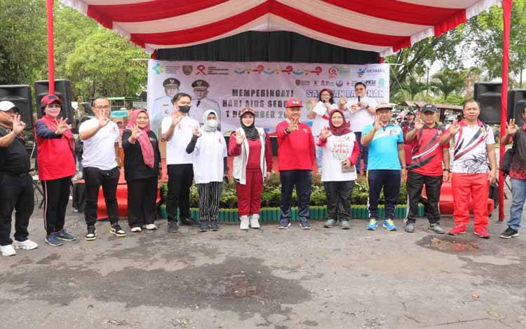 Foto Bersama dalam rangka Peringatan Hari AIDS Sedunia Provinsi Kalteng Tahun 2022. (FOTO: IST)