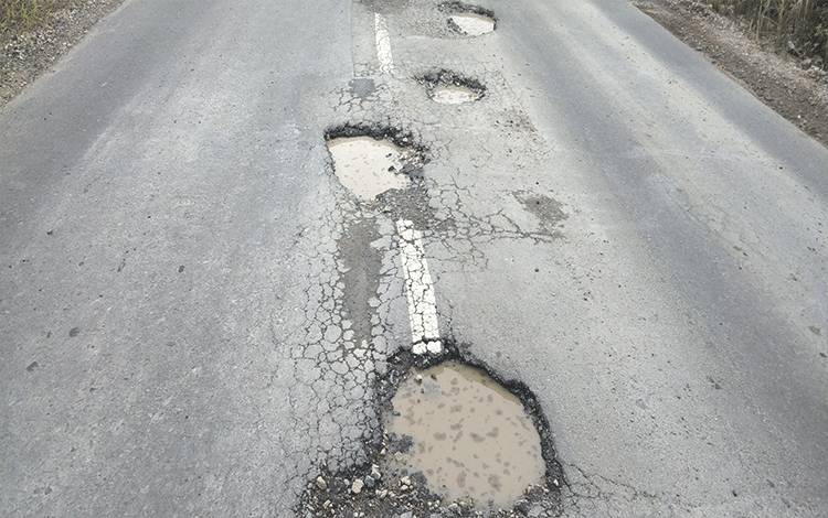 Jalan Soekarno-Hatta Kasongan Rusak Bahayakan Pengendara