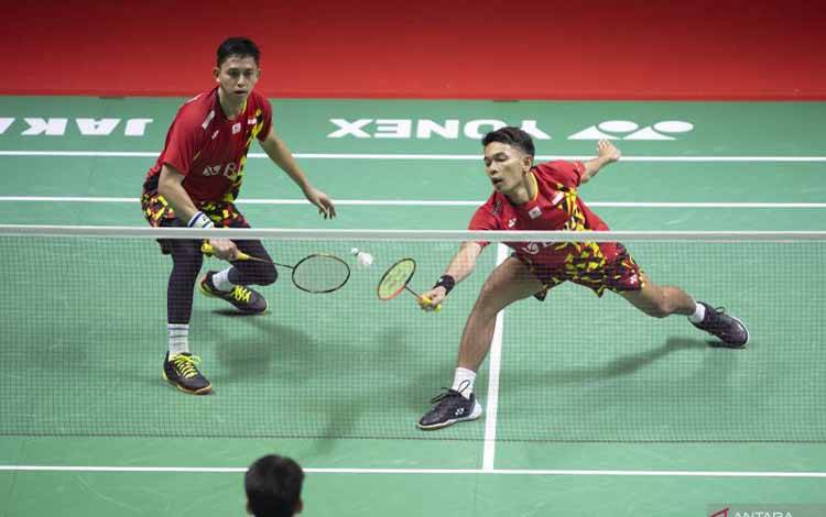 Arsip - Pebulu tangkis ganda putra Indonesia Muhammad Rian Ardianto (kiri) dan Fajar Alfian (kanan) mengembalikan kok ke arah pebulu tangkis ganda putra China Liang Wei Keng dan Wang Chang pada babak final Daihatsu Indonesia Masters 2022 di Istora Senayan, Jakarta, Minggu (12/6/2022). Fajar/Rian berhasil menjadi juara Indonesia Masters 2022 setelah mengalahkan lawannya dengan dua gim langsung 21-10 dan 21-17. ANTARA FOTO/Muhammad Adimaja/aww.