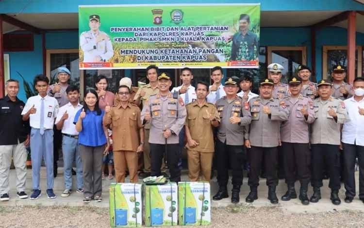 Polres Kapuas Serahkan Bibit dan Alat Pertanian ke SMKN 3 Dukung Program Ketahanan Pangan