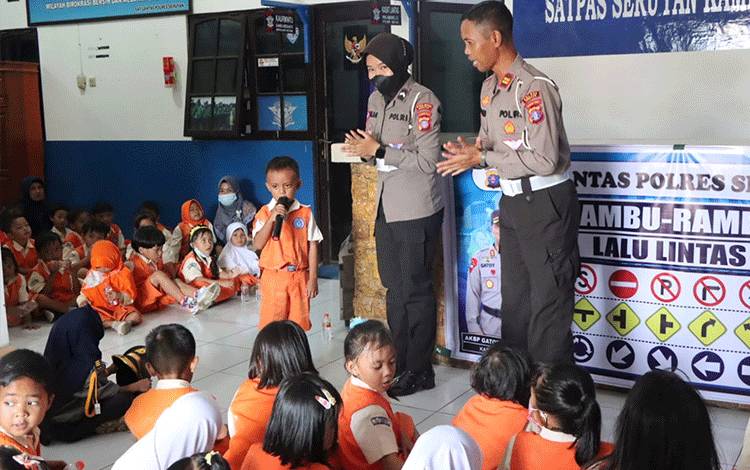 Siswa TK Negeri Pembina Kunjungi Polres Seruyan
