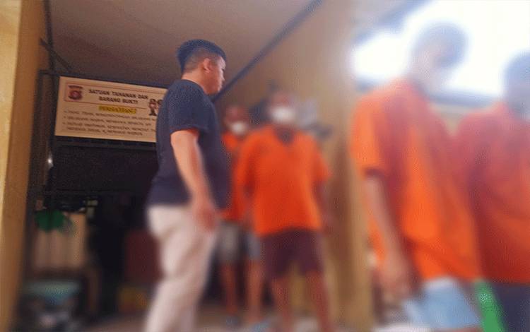 Para tersangka maupun pelaku pembunuhan digiring Polisi, Selasa, 6 Desember 2022. (POTO : PARLIN TAMBUNAN)
