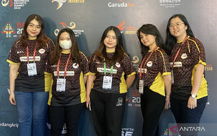 Para pemain timnas CS:GO putri Indonesia dalam kejuaraan esport dunia IESF Bali 14th World Esports Championship 2022, Selasa (6/12/2022). (ANTARA/Arindra Meodia)