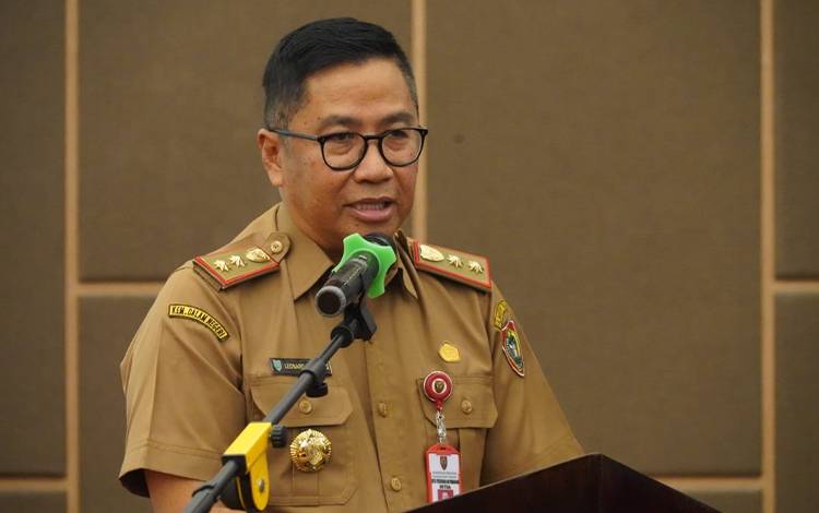 Asisten Ekbang Leonard S. Ampung saat membacakan sambutan dalam Sosialisasi dan Implementasi Hasil Neraca Penatagunaan Tanah Sektoral Perkebunan Provinsi Kalteng Tahun 2022, di Best Western Batang Garing Hotel Palangka Raya. (FOTO: IST)