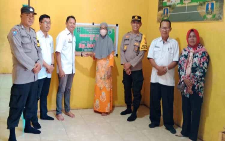 Kapolsek Basarang Monitoring Penyaluran BLT DD di Desa Panarung