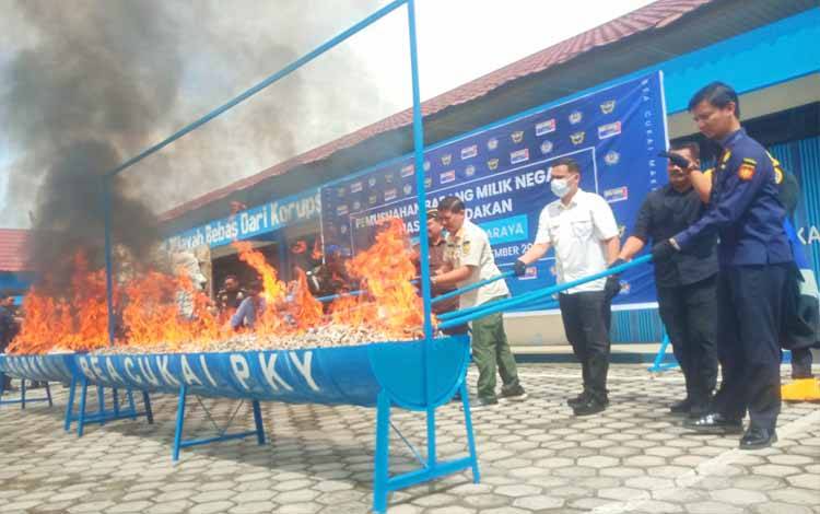 Bea Cukai Palangka Raya Musnahkan Ribuan Batang Rokok, Miras dan Pakaian Bekas