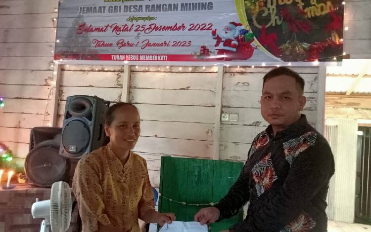 Anggota DPRD Ini Serahkan Bantuan Kasih kepada GBI Desa Rangan Mihing