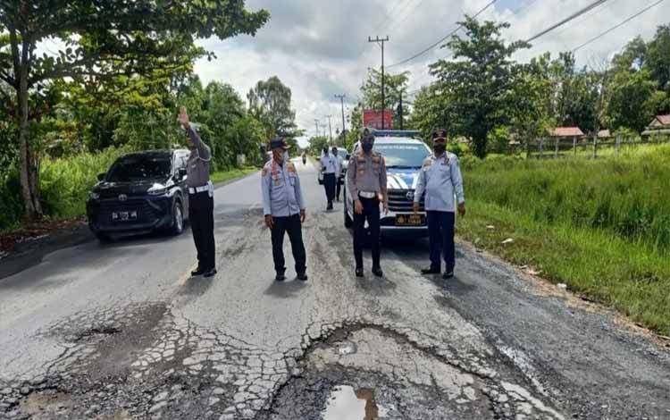 Satlantas Polres Kapuas bersama Dishub Lakukan Survei Jalan Jelang Nataru
