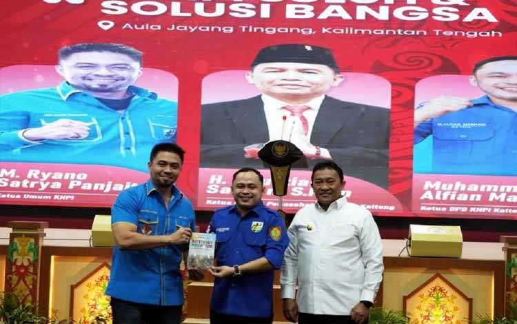 Penyerahan buku Activist Preneur saat talk show KNPI suluh dan solusi bangsa di Aula Jayang Tingang Kantor Gubernur Kalteng, Rabu, 7 Desember 2022. (FOTO: IST)