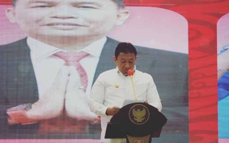 Wakil Gubernur Kalimantan Tengah, Edy Pratowo saat membacakan sambutan gubernur dalam pembukaan talk show KNPI suluh dan solusi bangsa di Aula Jayang Tingang Kantor Gubernur Kalteng, Rabu, 7 Desember 2022. (FOTO: IST)
