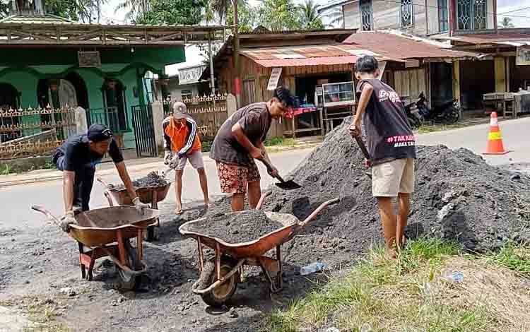 Anggota RGB-33 Ampah mengangkut tanah untuk menimbun areal kuburan di RT 05 Kelurahan Ampah Kota, Rabu, 7 Desember 2022. (FOTO: BOLE MALO)
