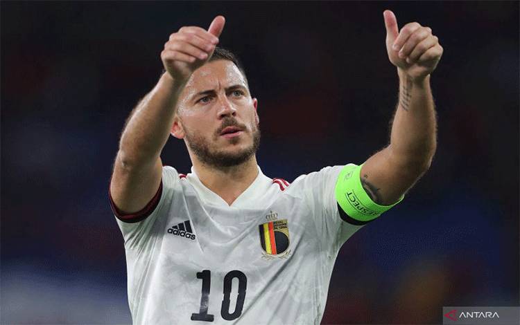 Pemain timnas Belgia Eden Hazard menyapa para suporter setelah pertandingan UEFA Nations League berakhir lawan Wales di Cardiff City stadium, Cardiff, Wales pada 7 Desember 2022. ANTARA/AFP/GEOFF CADDICK