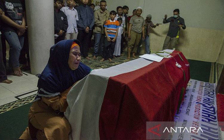 Anggota keluarga menangis di dekat keranda jenazah almarhum Aiptu Anumerta Sofyan saat akan dishalatkan di masjid kawasan Cibogo, Bandung, Jawa Barat, Rabu (7/12/2022). Aiptu Anumerta Sofyan merupakan korban meninggal dunia dalam peristiwa ledakan bom bunuh diri di Markas Polsek Astanaanyar. ANTARA FOTO/Novrian Arbi/rwa.