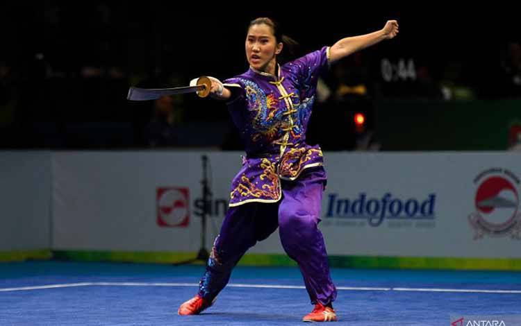 Atlet wushu Indonesia Ivana Beatrice Liestio beraksi dalam nomor Taolu Daoshu kelompok A putri Kejuaraan Dunia Wushu Junior 2022 di ICE BSD, Tangerang, Banten, Rabu (7/12/2022). Ivana berhasil meraih medali emas dengan 9.200 poin, medali perak diperoleh atlet wushu Singapura Xue Ling Kassandra dengan poin 9.100 dan medali perunggu diperoleh atlet wushu Malaysia Kai Xin Wong dengan poin 9.016. ANTARA FOTO/Fauzan/aww.