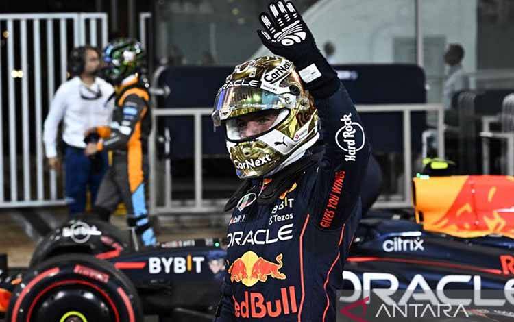 Pebalap tim Red Bull Max Verstappen melakukan selebrasi setelah merebut pole position pada kualifikasi Grand Prix Abu Dhabi, SIrkuit Yas Marina, Abu Dhabi, Uni Emirat Arab, Sabtu (19/11/2022). ANTARA/AFP/Ben Stansall/aa.