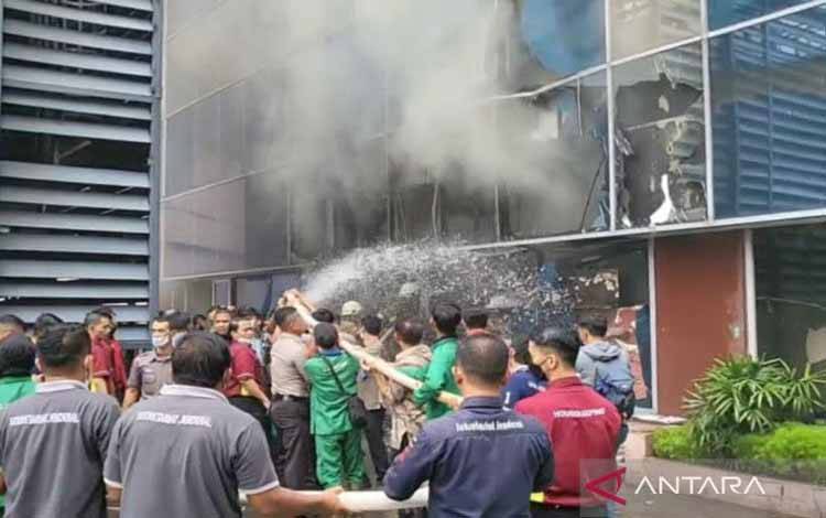Gudang lantai lima kantor Kementerian Hukum dan Hak Asasi Manusia, Jakarta, terbakar, Kamis (8/12/2022). ANTARA/Luthfia Miranda Putri