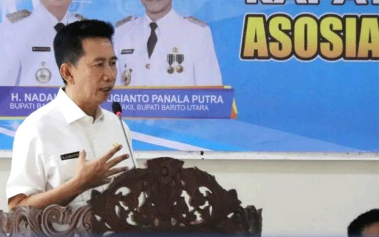 Bupati Barito Utara, H Nadalsyah saat memberikan arahan dan menyampaikan sambutan pada?pembukaan rapat kerja DPC Apdesi Barito Utara di aula BappedaLitbang. (Foto: Dhani)