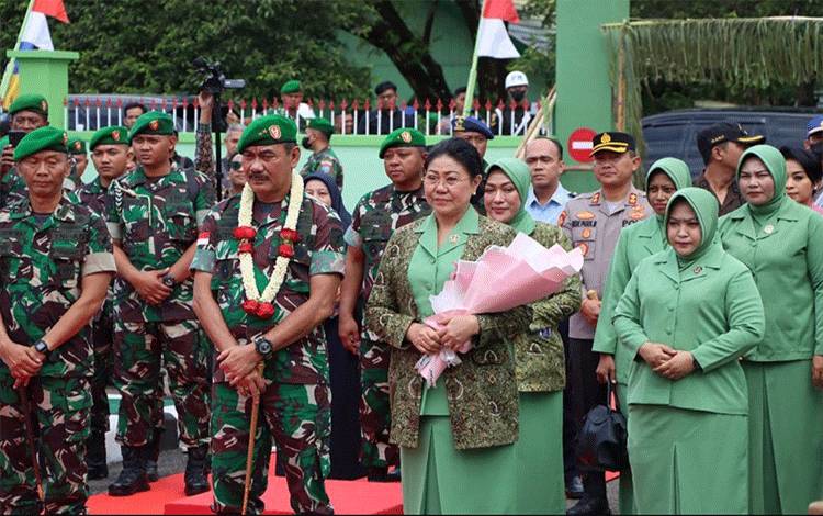 Pangdam XII Tanjungpura, Mayjen TNI Sulaiman Agusto saat melaksanakan ritual adat Potong Hompong, Kamis-?8 Desember 2022. (Foto: Dhani)