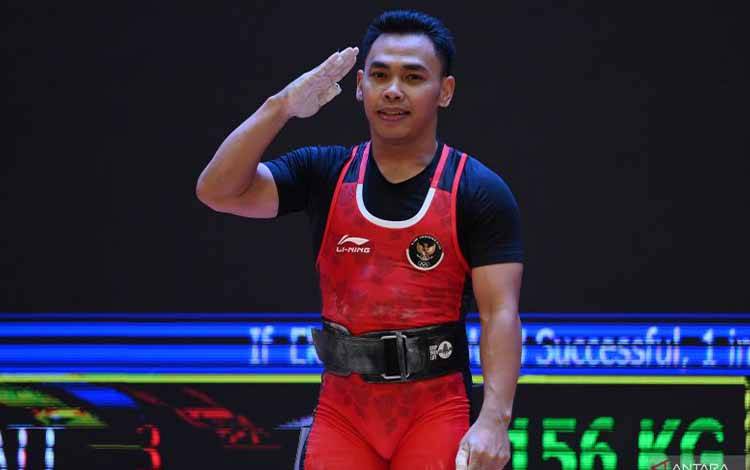 Arsip - Lifter Indonesia Eko Yuli Irawan memberikan hormat usai melakukan angkatan "clean and jerk" pada final angkat besi nomor 61 kg putra SEA Games 2021 Vietnam di Hanoi Sports Training and Competition Center, Hanoi, Vietnam, Jumat (20/5/2022). ANTARA FOTO/Zabur Karuru/nym.