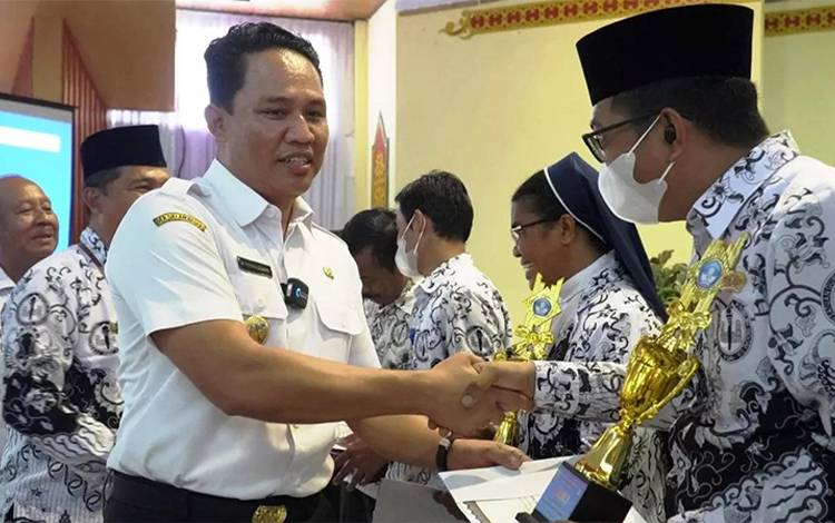 Bupati Lamandau: Guru Sebagai Ujung Tombak Pendidikan ?