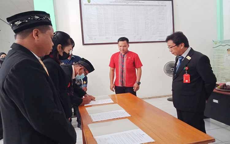 Pelantikan pejabat administrator eselon IIIb di lingkungan Disdukcapil Barito Timur. (FOTO: BOLE MALO)