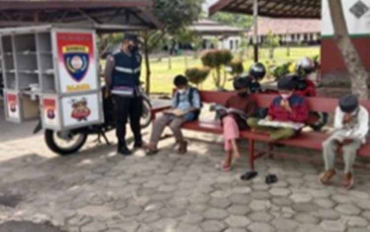 Layanan Bajaka Presisi menyambangi premukiman warga Kelurahan Kuala Pembuang ( Foto : Polres Seruyan)