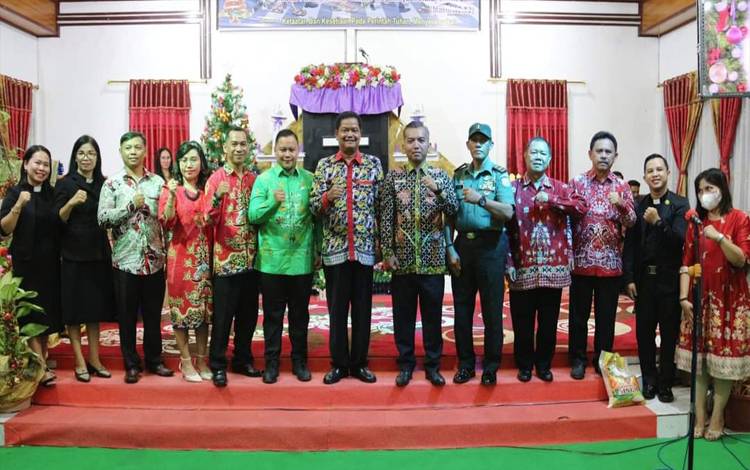 Sekda Seruyan, Djainuddin Noor bersama Ketua DPRD Seruyan, Zuli Eko Prasetyo foto bersama pada Perayaan Natal Jemaat GKE Imanuel ( FOTO: PROKOM SERUYAN)