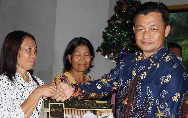 Wakil Bupati Lamandau Riko Porwanto memberikan tali asih saat menghadiri acara safari natal di Desa Nanuah, Kecamatan Menthobi Raya. (FOTO : HENDI NURFALAH)