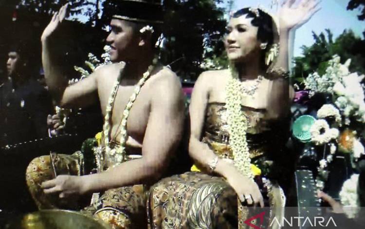 Ratusan Ribu Warga Menyambut Antusias Kirab Kaesang-Erina