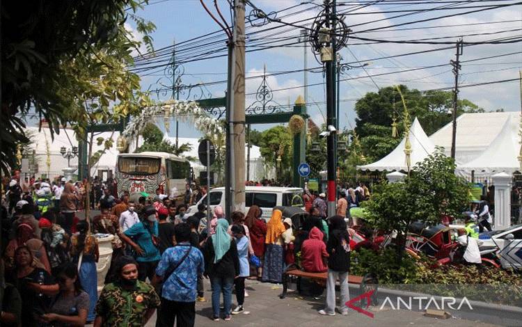 Sejumlah tamu undangan dengan shuttle bus masuk di Pura Mangkunegaran Surakarta, Minggu (11/12/2022). ANTARA/Bambang Dwi Marwoto.