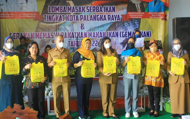 Dinas Perikanan Palangka Raya Bagikan 300 Paket Olahan Ikan