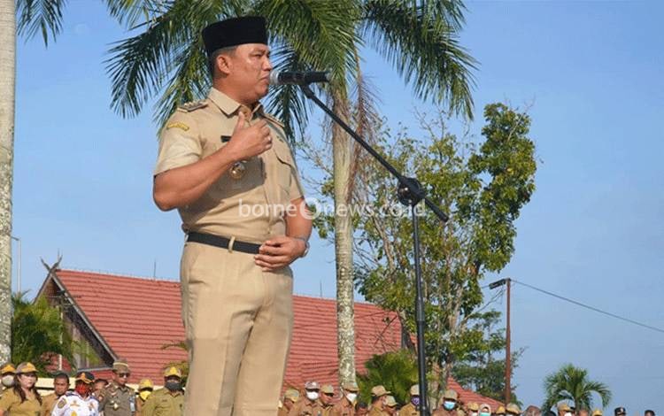 Bupati Lamandau Hendra Lesmana memimpin apel gabungan di Halaman Kantor Setda setempat. (FOTO : HENDI NURFALAH)