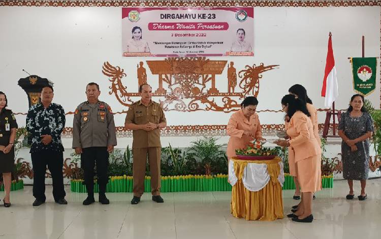 Dharma Wanita Persatuan (DWP) Kabupaten Gunung Mas menggelar perayaan HUT DWP ke-23 di GPU Damang Batu Kuala Kurun, Senin, 12 Desember 2022. (FOTO: RISKA YULYANA)
