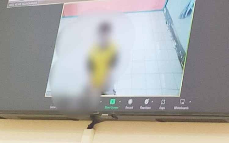 Terdakwa saat menjalani sidang virtual di Pengadilan Negeri Palangka Raya (Foto:Apriando)