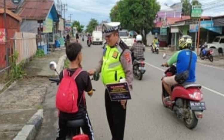 Satlantas Polres Kapuas Gencar Edukasi Pengguna Sepeda Listrik Pahami Aturan untuk Keselamatan