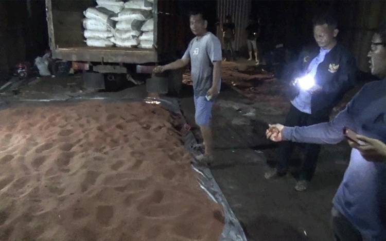Diduga Jadi Tempat Pengoplosan Pupuk, Gudang di Jalan Wengga Metropolitan Digerebek